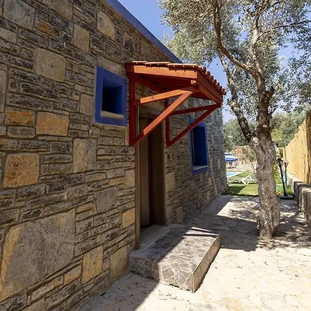 2 Bedroom House With Spacious Garden And Private Pool In