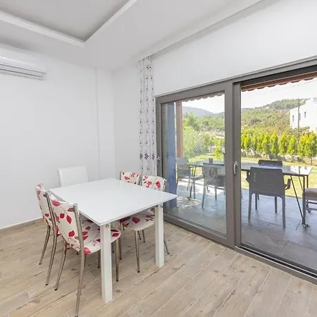 2 Bedroom House With Spacious Garden And Private Pool In Hébergement de vacances