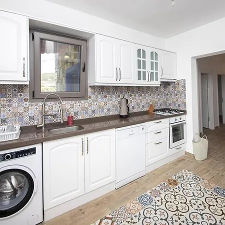 Hébergement de vacances 2 Bedroom House With Spacious Garden And Private Pool In