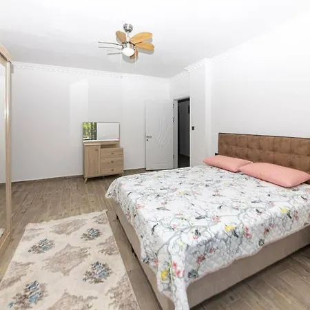 Hébergement de vacances 2 Bedroom House With Spacious Garden And Private Pool In