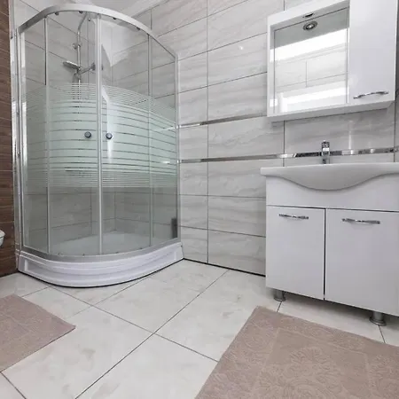 2 Bedroom House With Spacious Garden And Private Pool In Hébergement de vacances *