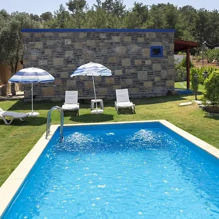 2 Bedroom House With Spacious Garden And Private Pool In Hébergement de vacances *