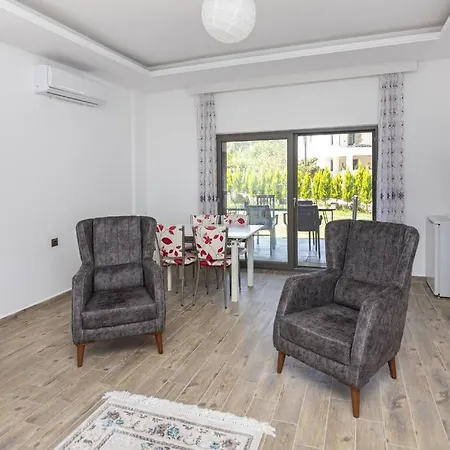 Hébergement de vacances 2 Bedroom House With Spacious Garden And Private Pool In