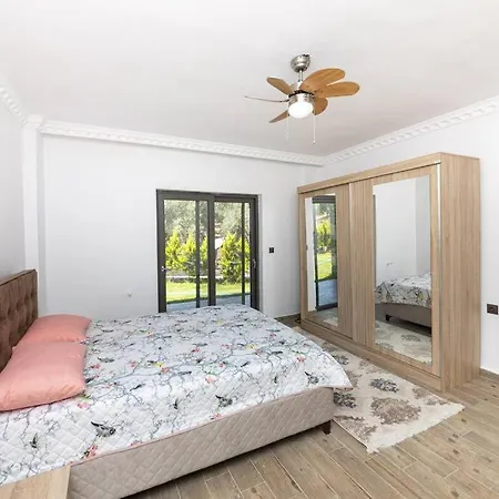 Hébergement de vacances 2 Bedroom House With Spacious Garden And Private Pool In