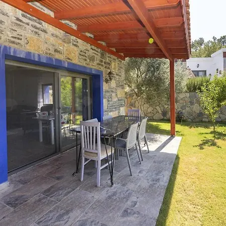 Hébergement de vacances 2 Bedroom House With Spacious Garden And Private Pool In